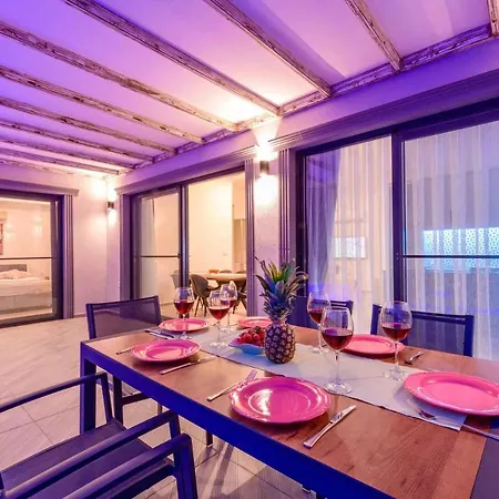 Exclusive With Private Pool, 1001 *