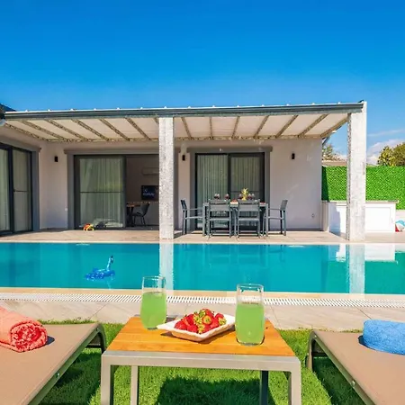 Exclusive With Private Pool, 1001