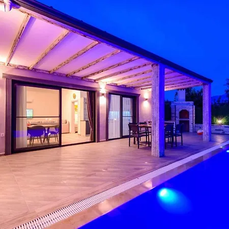 Exclusive With Private Pool, 1001